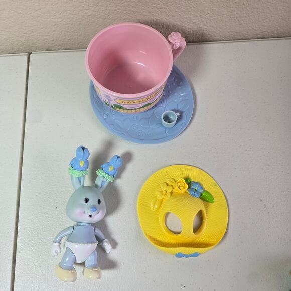 Vintage Tea Bunnies Iris Bouquet The Carrot Cake Bakery Bunny with Hat & Mug - Picture 7 of 9